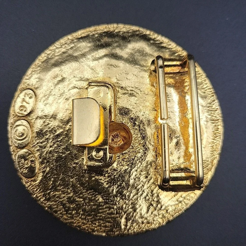 Vintage 1973 Mimi di N Gold‎ Tennis Racket Round Belt Buckle Size 2.25 Old Money